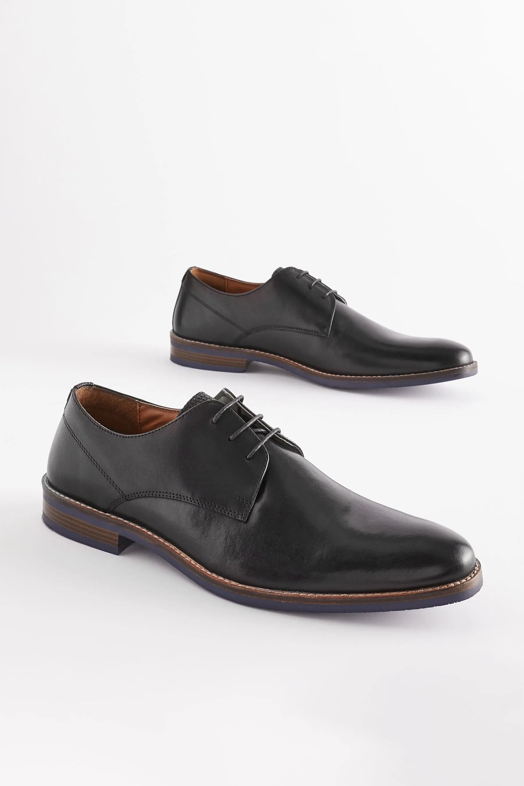 Scarpe Derby in pelle con suola blu navy a contrasto    