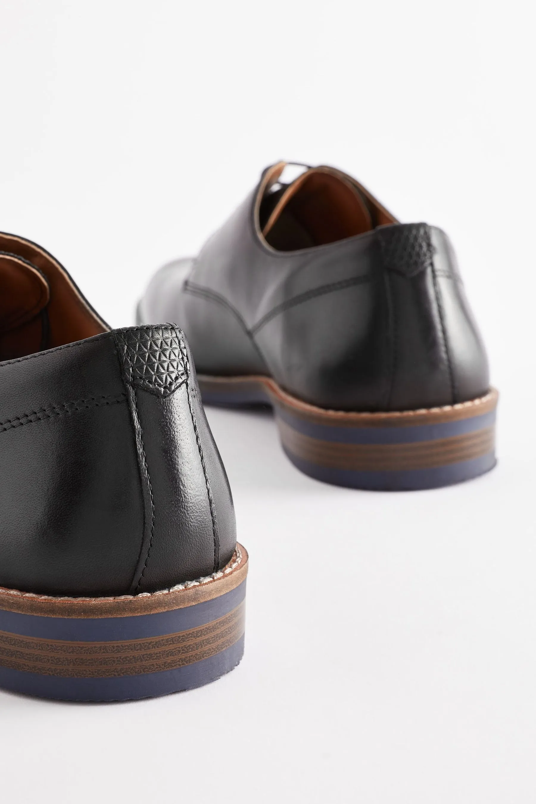 Scarpe Derby in pelle con suola blu navy a contrasto    