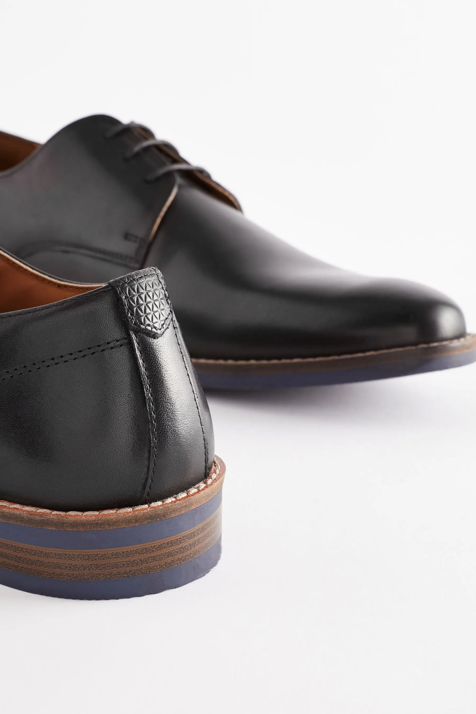 Scarpe Derby in pelle con suola blu navy a contrasto    