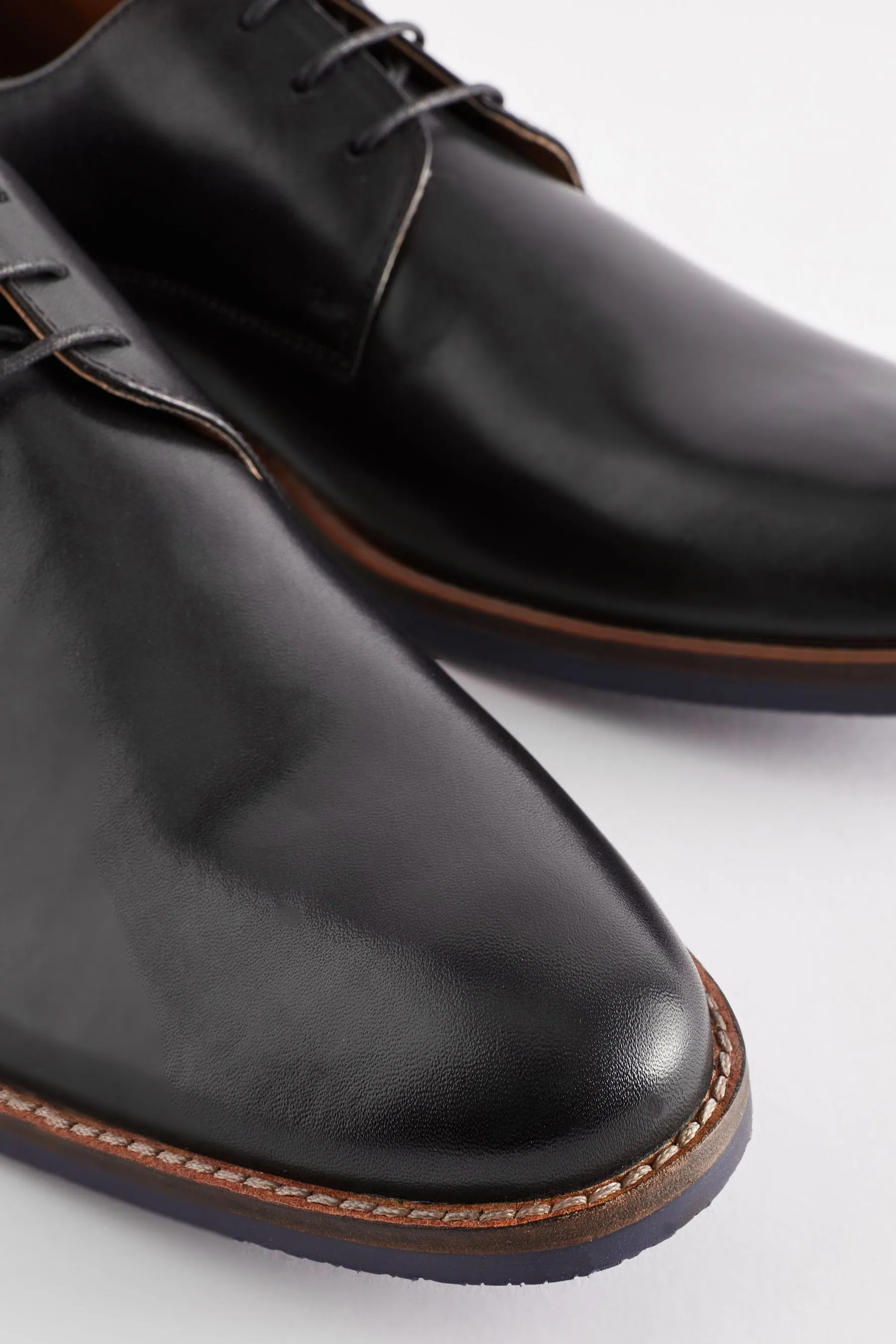 Scarpe Derby in pelle con suola blu navy a contrasto    