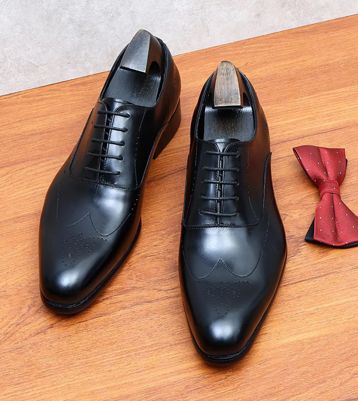 Scarpe eleganti da uomo brogue oxford di design classico a punta di ala di qualità Scarpe da sposa stringate nere in vera pelle