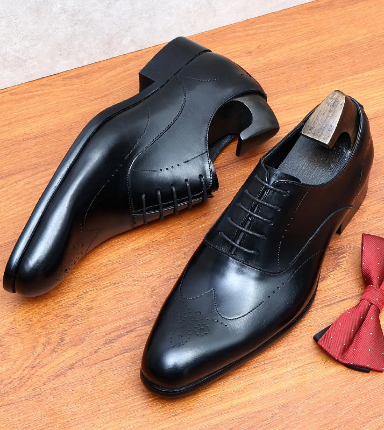 Scarpe eleganti da uomo brogue oxford di design classico a punta di ala di qualità Scarpe da sposa stringate nere in vera pelle