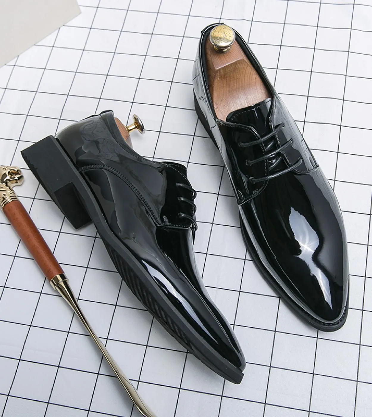 Scarpe Oxford da uomo con faccia a specchio Scarpe formali firmate di lusso Scarpe a punta in pelle verniciata Abito da lavoro c