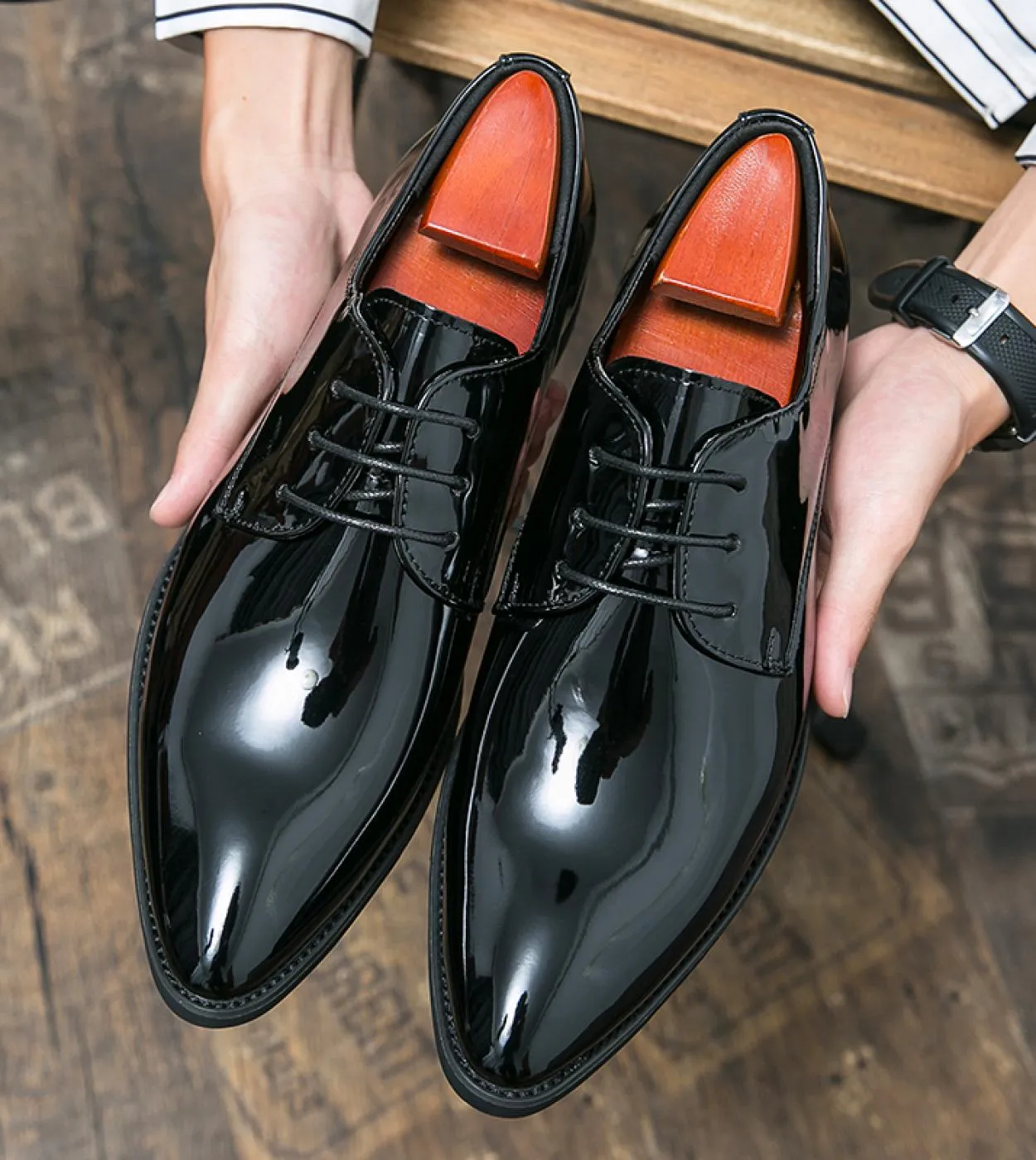 Scarpe Oxford da uomo con faccia a specchio Scarpe formali firmate di lusso Scarpe a punta in pelle verniciata Abito da lavoro c