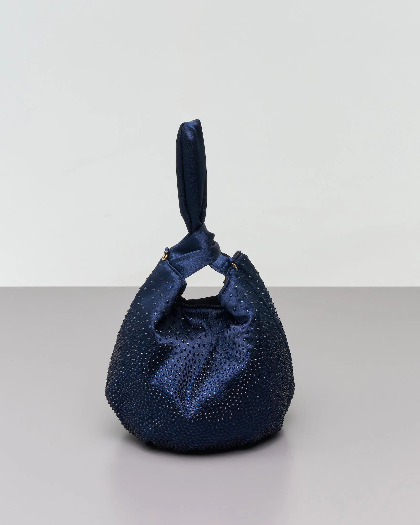 Secchiello blu in raso con strass tono su tono con gancio incrociato con tracolla a catena dorata