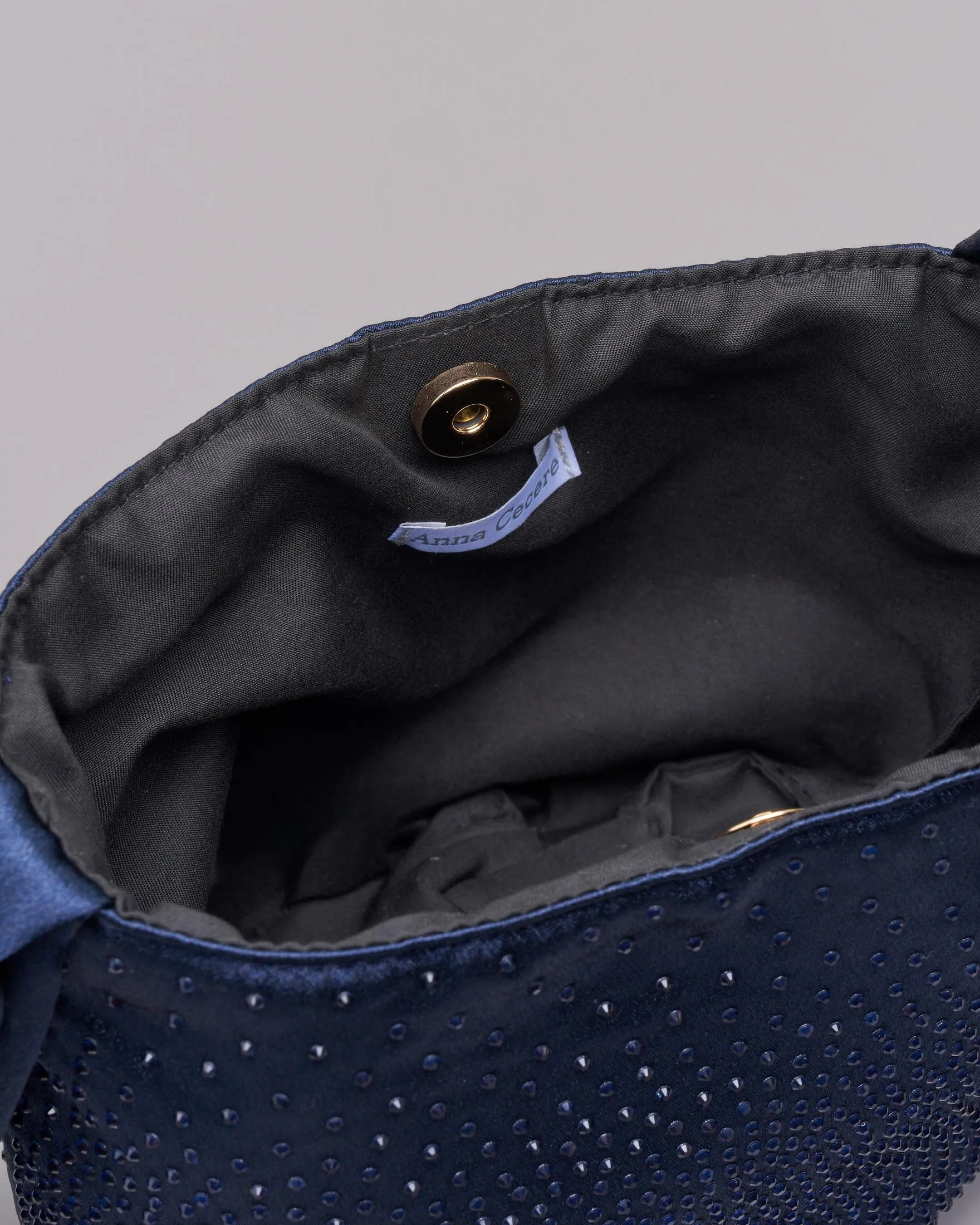 Secchiello blu in raso con strass tono su tono con gancio incrociato con tracolla a catena dorata