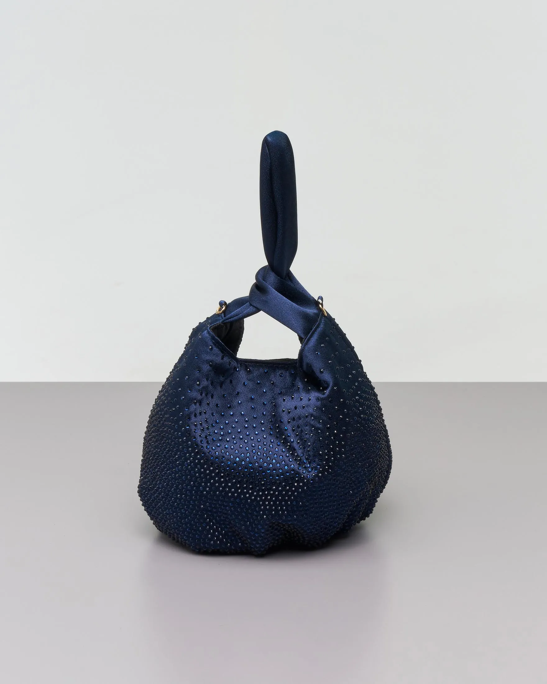 Secchiello blu in raso con strass tono su tono con gancio incrociato con tracolla a catena dorata