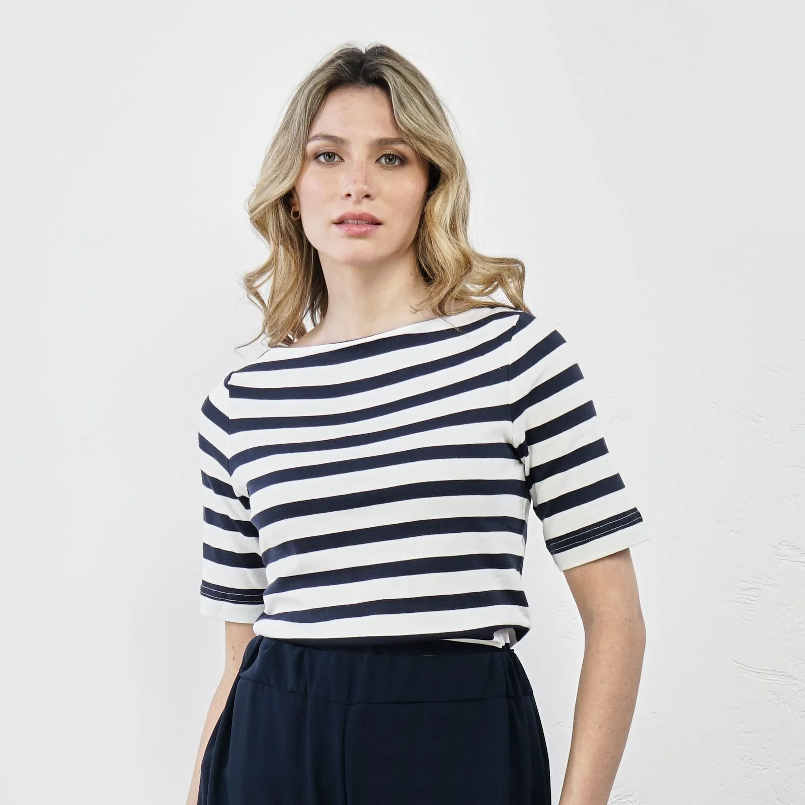 T-shirt blu e bianca manica corta stampa righe