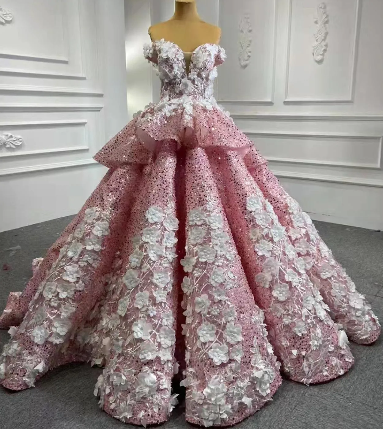 Ultimi abiti da sposa rossi con spalle scoperte Design fatti a mano Fiori Perle Abiti da sposa Real Photo Hm66878 Custom Made We